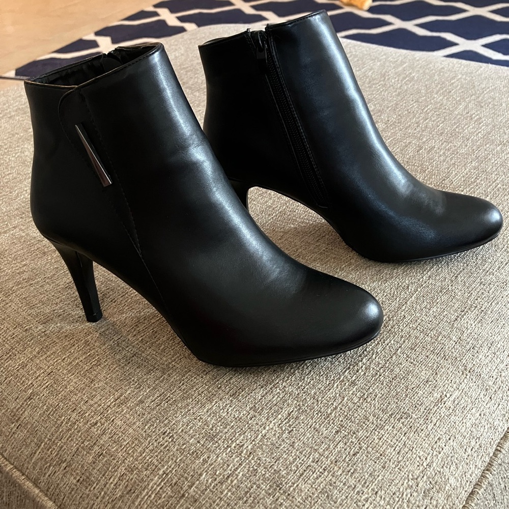 Black heel shoes size 7.5